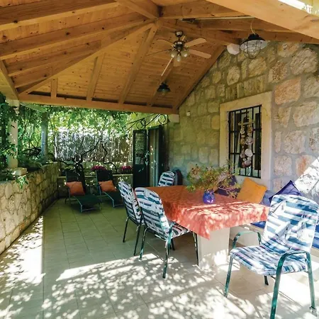 Three-bedroom Holiday In Zaton Mali