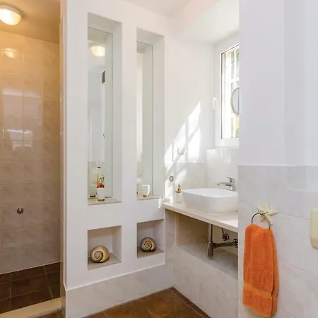 Three-bedroom Holiday In Zaton Mali *